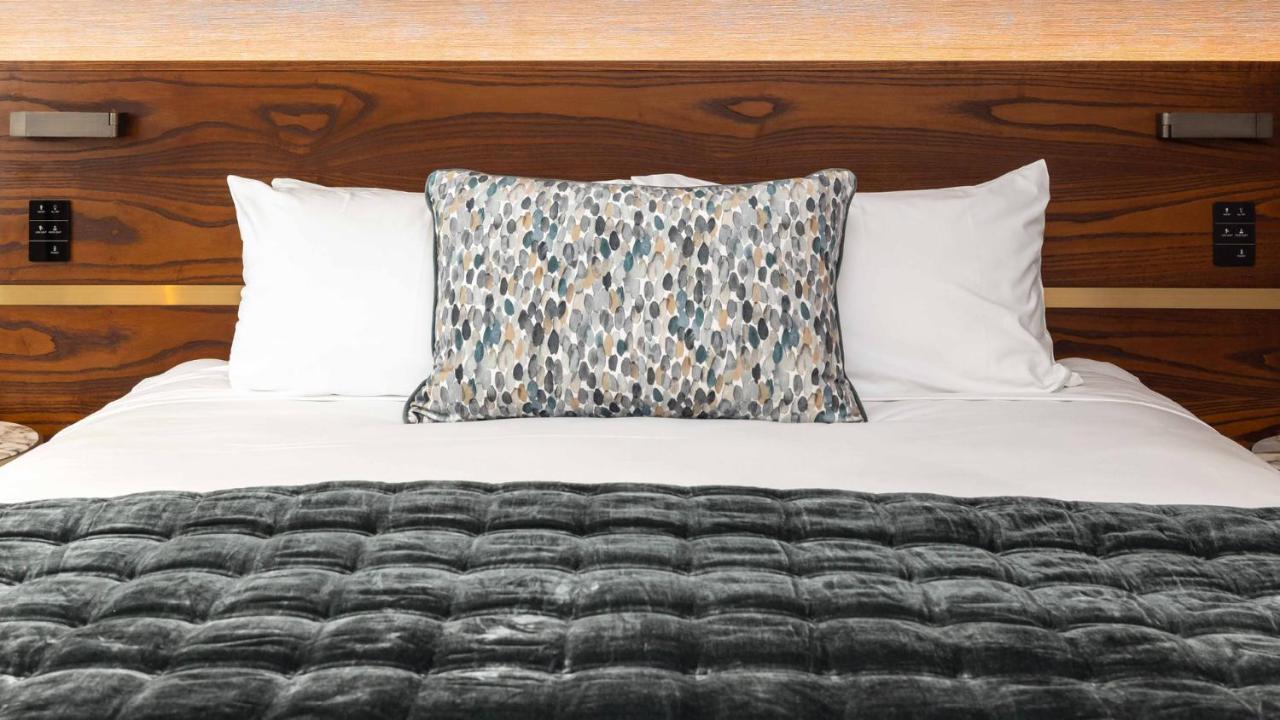 Horizon By Skycity โอ๊คแลนด์ ภายนอก รูปภาพ A decorative pillow on a bed
