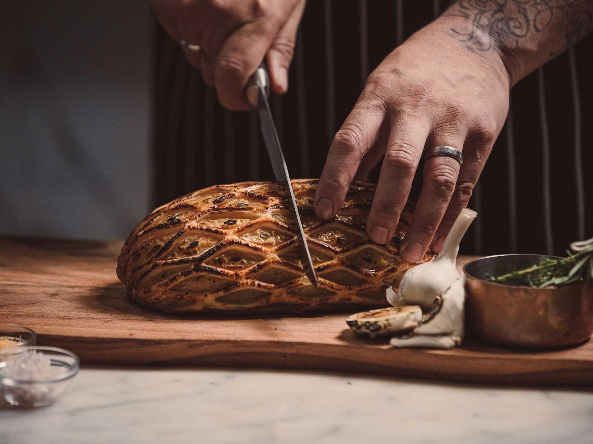 Horizon By Skycity โอ๊คแลนด์ ภายนอก รูปภาพ Chef preparing a whole roasted suckling pig