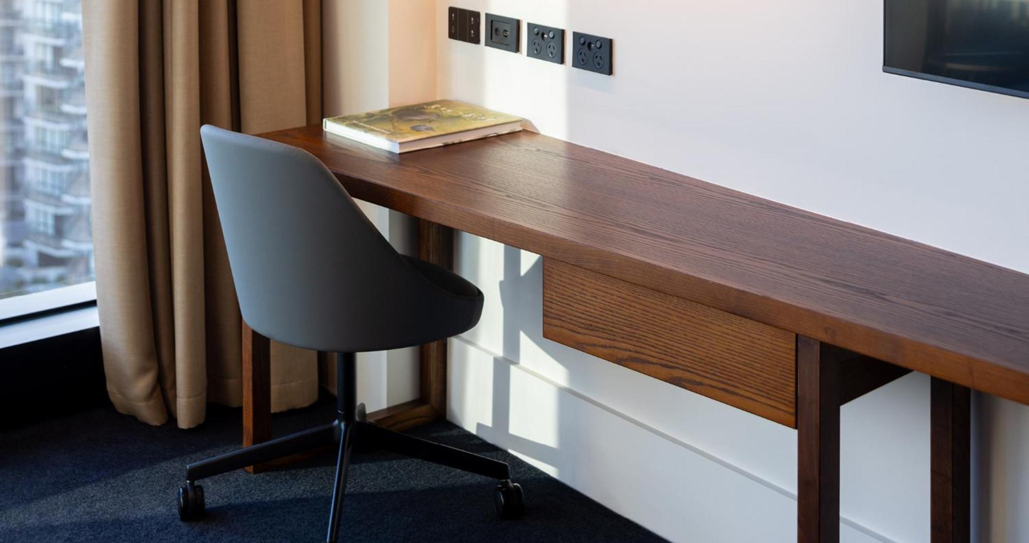 Horizon By Skycity โอ๊คแลนด์ ภายนอก รูปภาพ A desk and chair