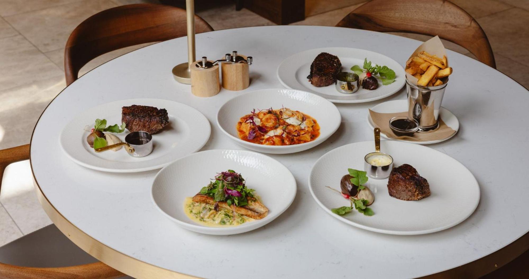 Horizon By Skycity โอ๊คแลนด์ ภายนอก รูปภาพ Dishes at the restaurant